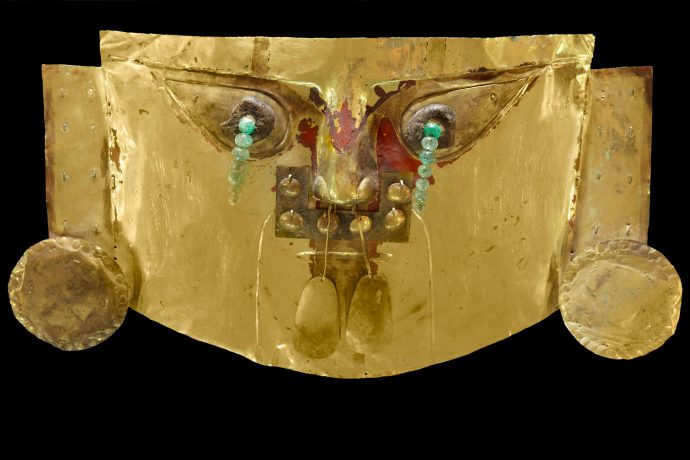 Máscara de oro con lágrimas de esmeralda. Cultura Lambayeque.