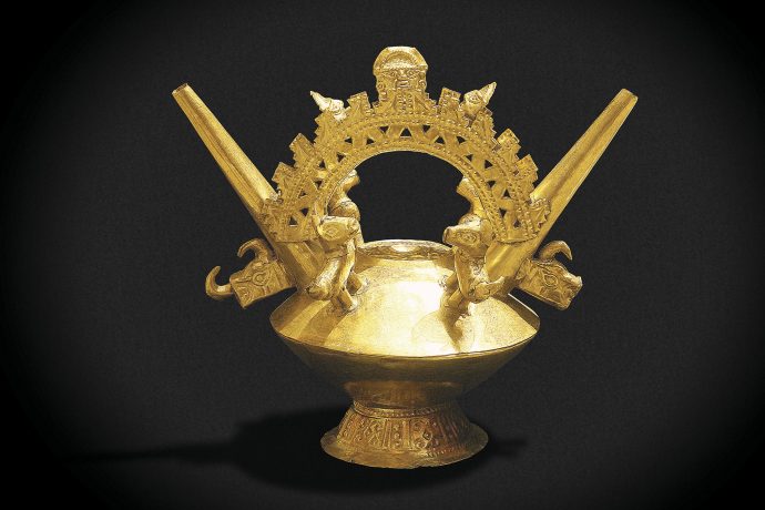 Bolsa de oro con dos picos, asa puente y personajes antropomorfos. Cultura Chimú.