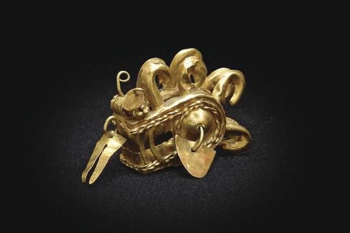 Cabeza zoomorfa crestada de oro. Estilo Frías.