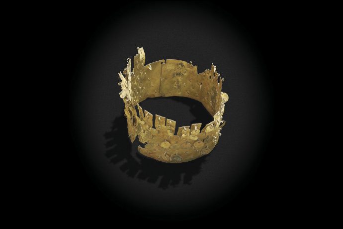 Corona de cobre dorado.Cultura Vicús.