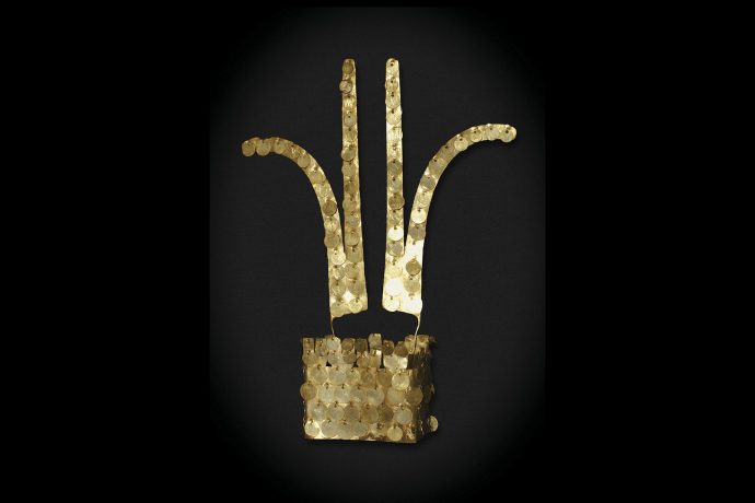 Corona y tocado de cobre dorado. Cultura Vicús.