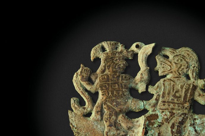 Lámina de cobre con guerreros. Cultura Moche.