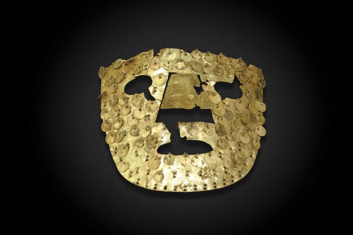 Máscara de cobre dorado. Cultura Vicús.