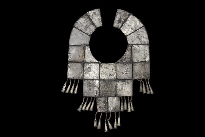 Pectoral laminado por placas de plata. Cultura Chimú.