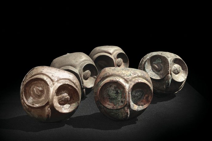 Sonajas de cobre dorado con caras de buho. Cultura Moche.