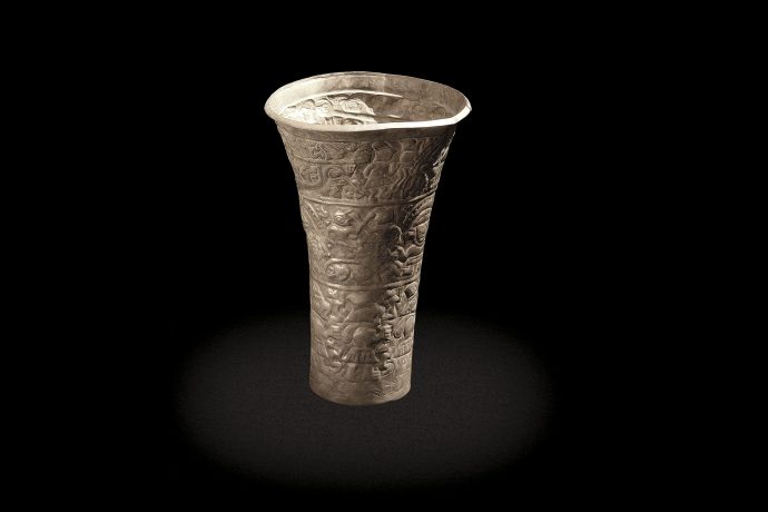 Vaso de plata con escenas de entierros repujadas. Cultura Chimú.